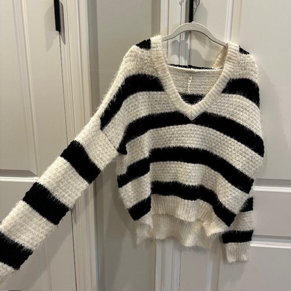POL Hooded Chunky Eyelash Striped Pullover Sweater Size: Small Black/White - Picture 2 of 10